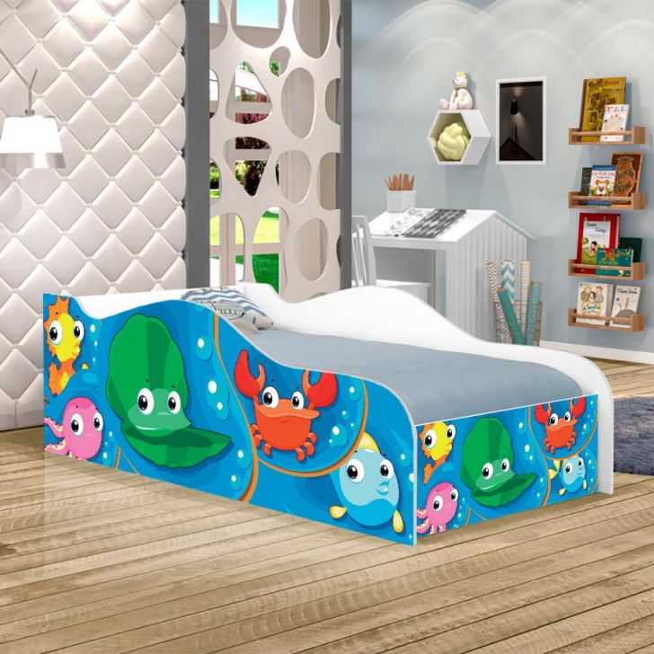 Um quarto com uma cama e uma secretária com um peixe em cima.