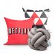Kit Capa Almofada Netflix Vermelha 2 Unidades 45cm x 45cm + Almofada Nó Escandinavo de Malha