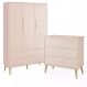 Jogo de Quarto Infantil Theo Guarda Roupa 3 Portas e Cômoda 3 Gavetas Rosa Fosco com Pés Madeira Natural - Reller Móveis