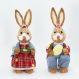 Casal De Coelhos Páscoa Decoração em Palha Coelhinhos Xadrez 54cm