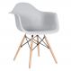 Cadeira Charles Eames Eiffel DAW com braços e pés de madeira clara Cinza claro