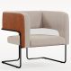 Poltrona Decorativa Scarlett D02 Base Aço Preto Couríssimo Camel B-14 Linho Bege C-107 - Lyam Decor
