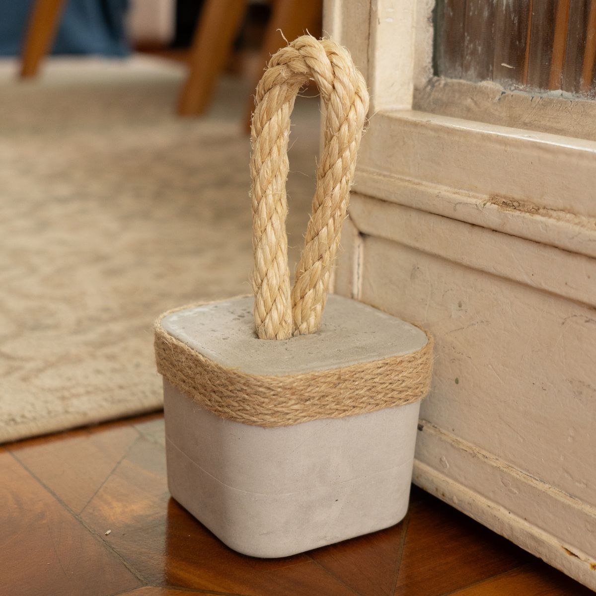 Peso de Porta Artesanal Cubo 1,5Kg Concreto com Base Anti Risco - Corda