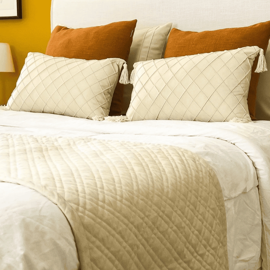Capa De Almofada Retangular Drapeada -  Em Veludo Creme Com Pompons