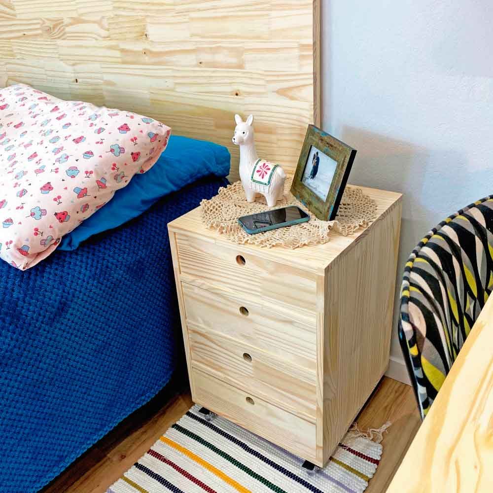 Mesa Auxiliar de Madeira Linea com 4 Gavetas com Rodinha de Silicone Natural