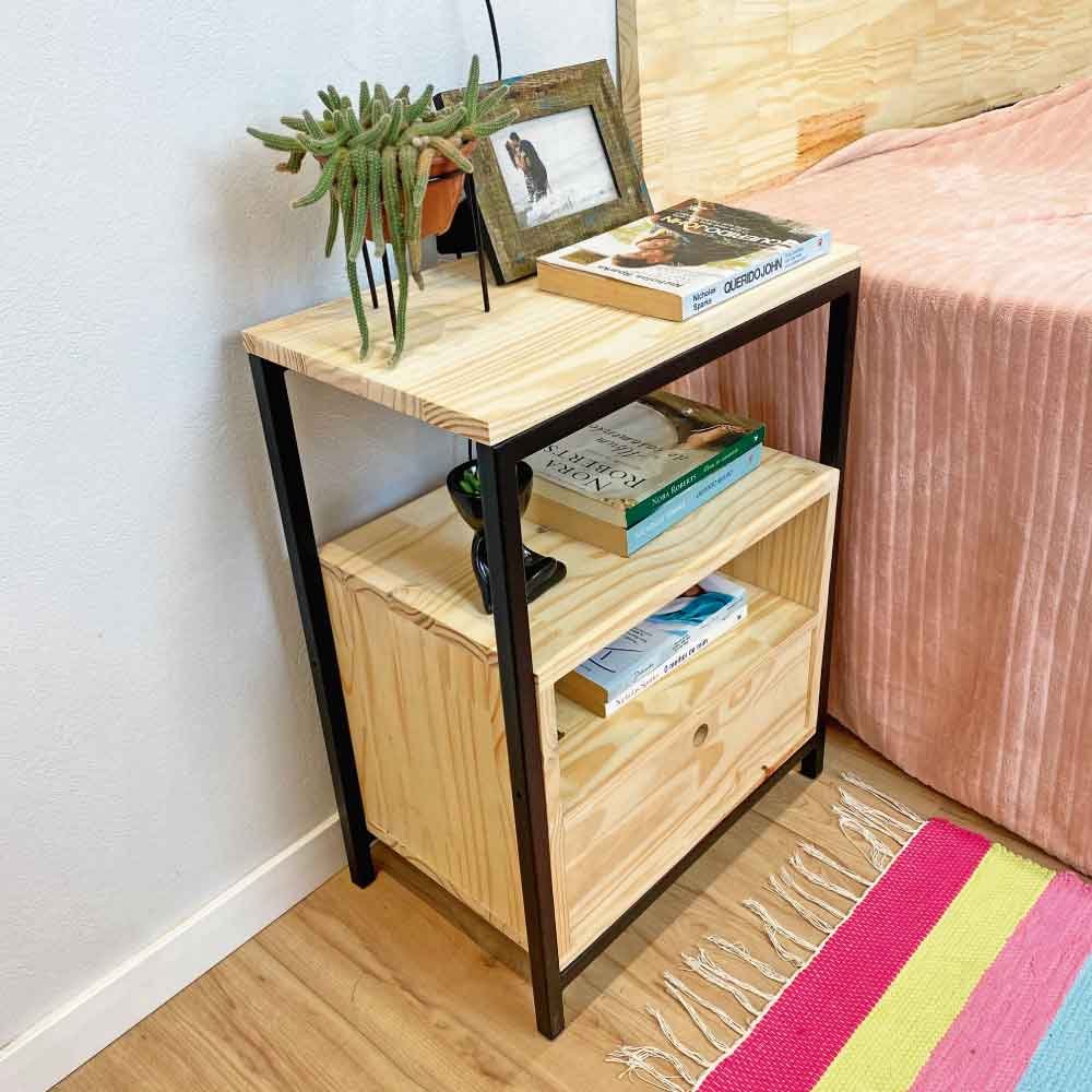 Mesa de Cabeceira Style de Ferro e Madeira com 1 Gaveta e 1 Prateleira Industrial Carvalho e Preto