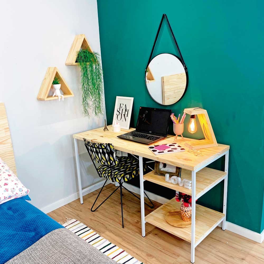 Mesa para Escritório de Ferro e Madeira com Prateleiras Style Industrial Natural e Branco
