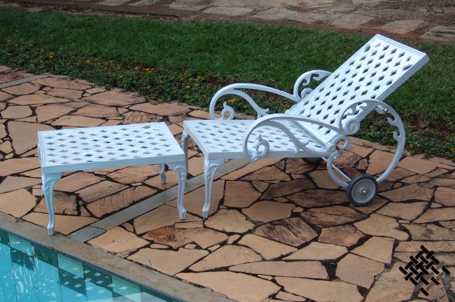 Espreguiçadeira Chaise para Piscina Acapulco Curta com Puff Área Externa Área de Lazer Alumínio Fundido com Almofada Artesane Móveis