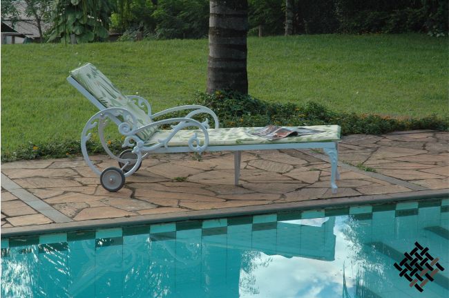 Espreguiçadeira Chaise para Piscina Área Externa Área de Lazer Acapulco Alumínio Fundido com Almofada Artesane Móveis
