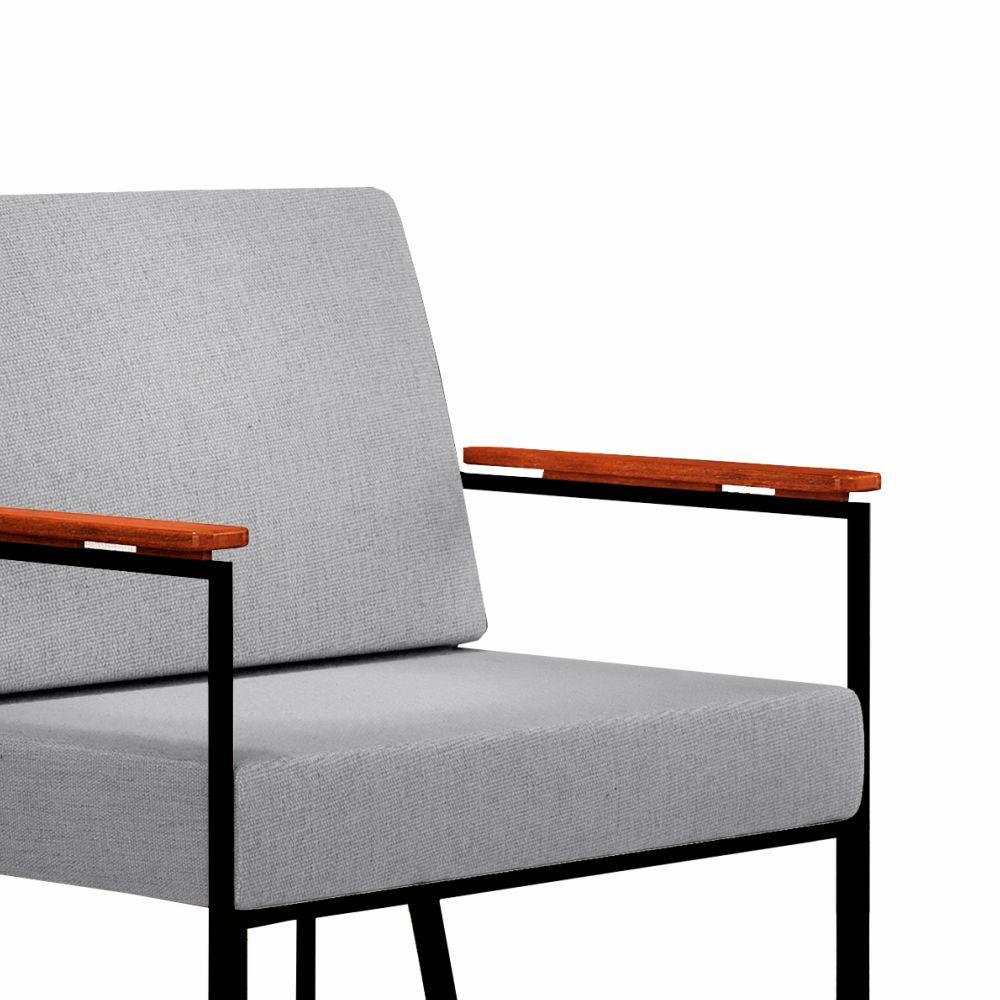Poltrona Roma Linho Cinza com Rattan e Base em Metal Preto