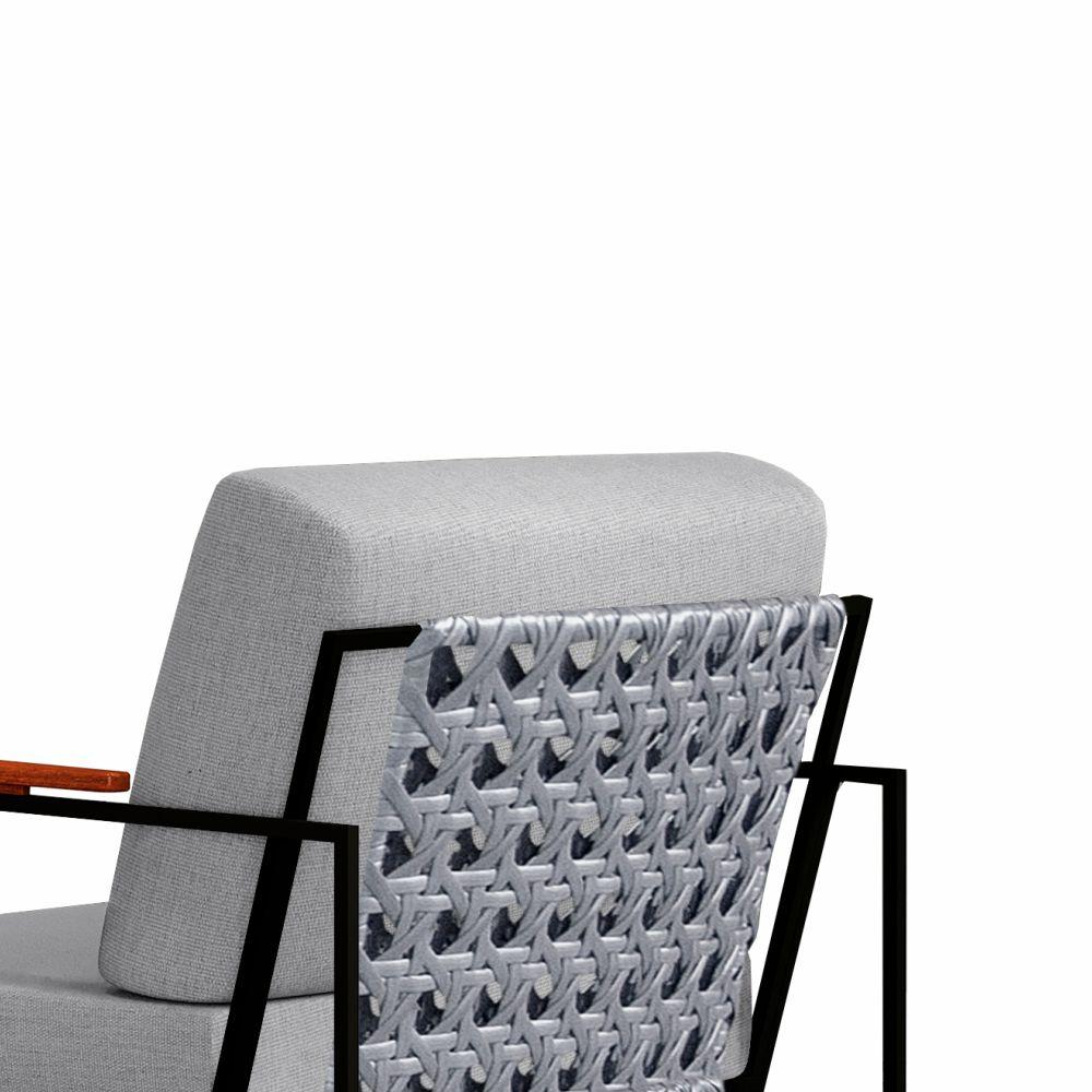 Poltrona Roma Linho Cinza com Rattan e Base em Metal Preto
