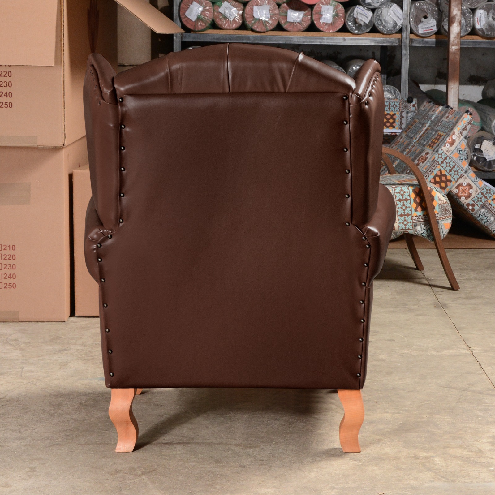 Poltrona Chesterfield Com Puff Imperador Para Sala Quarto Leitura - Couríssimo Café