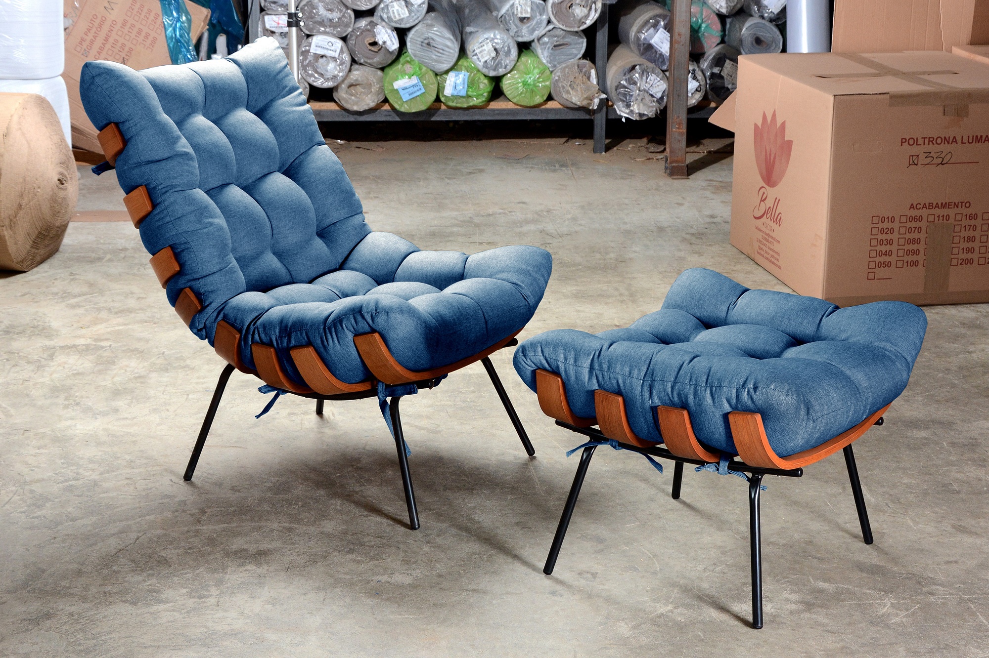 Poltrona Com Puff Costela Base Fixa Linho Azul Bella Decor