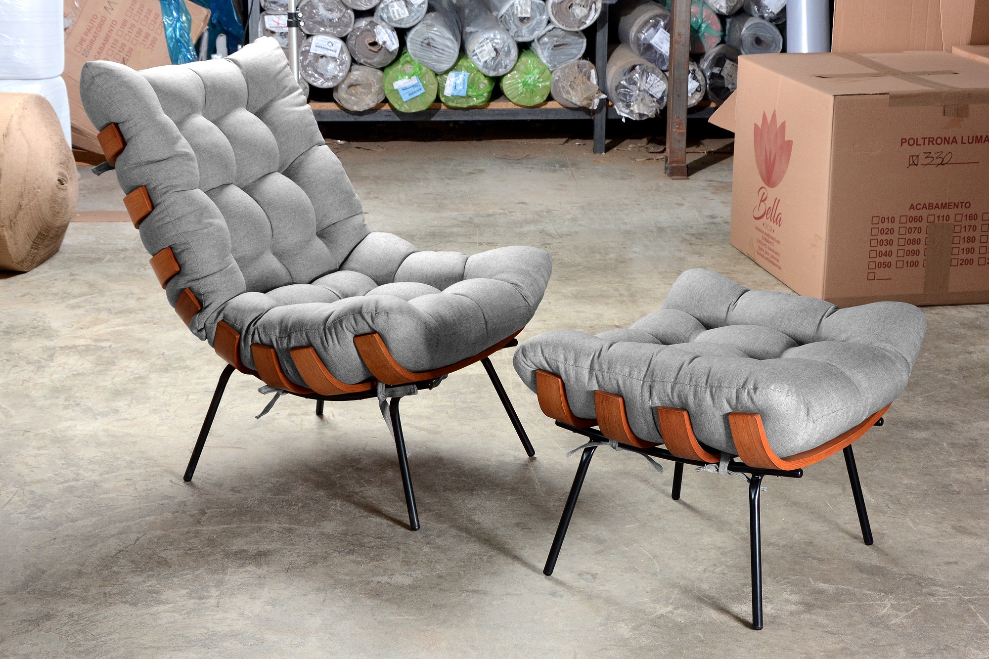 Poltrona Com Puff Costela Base Fixa Linho Cinza Bella Decor