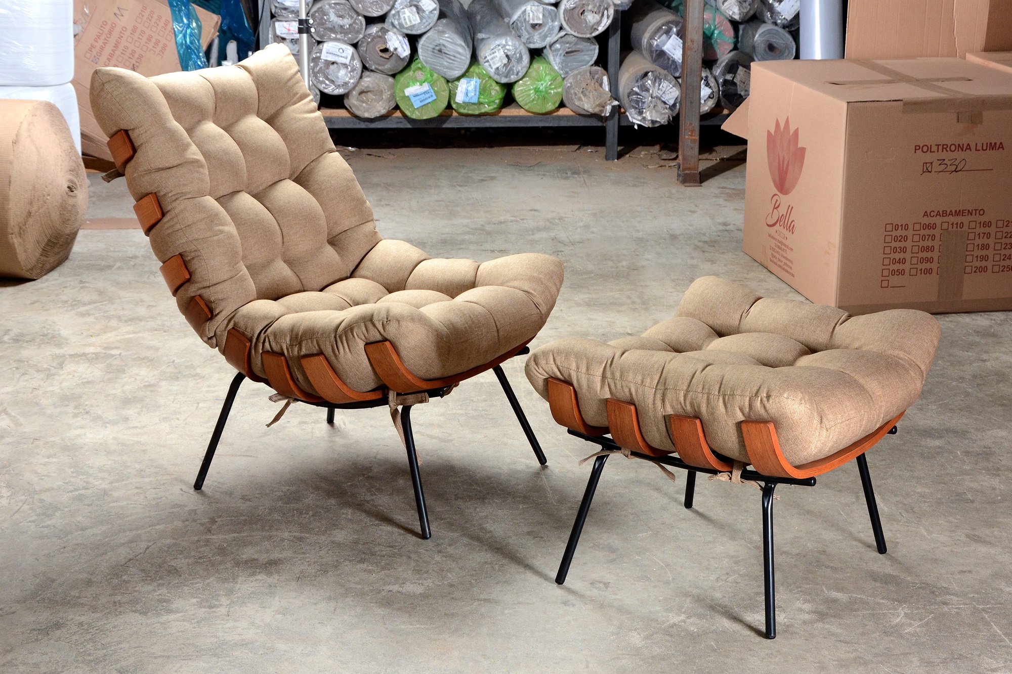 Poltrona Com Puff Costela Base Fixa Linho Marrom Bella Decor