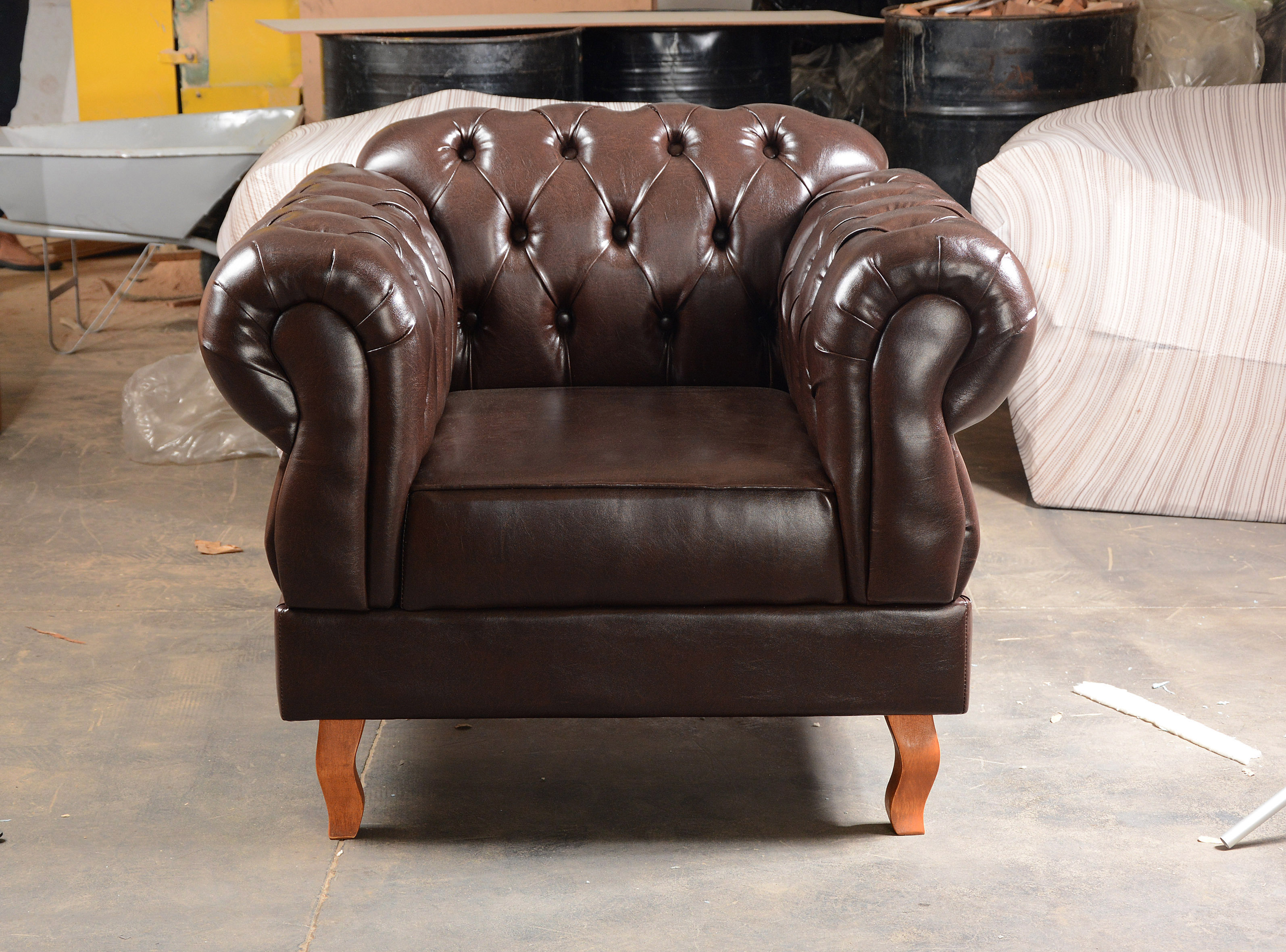 Poltrona Duquesa 1 Lugar Chesterfield Clássica Capitonê - Café