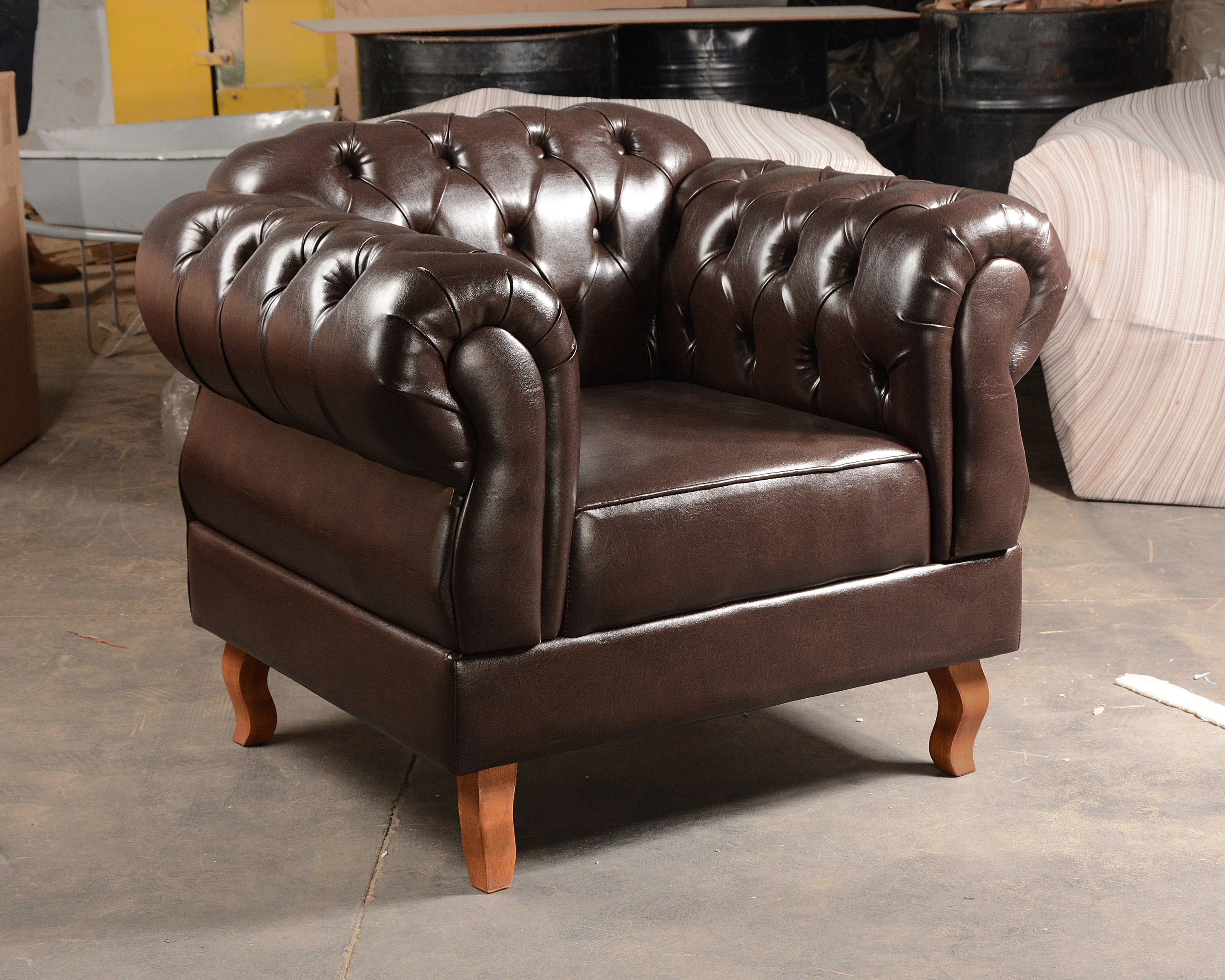 Poltrona Duquesa 1 Lugar Chesterfield Clássica Capitonê - Café