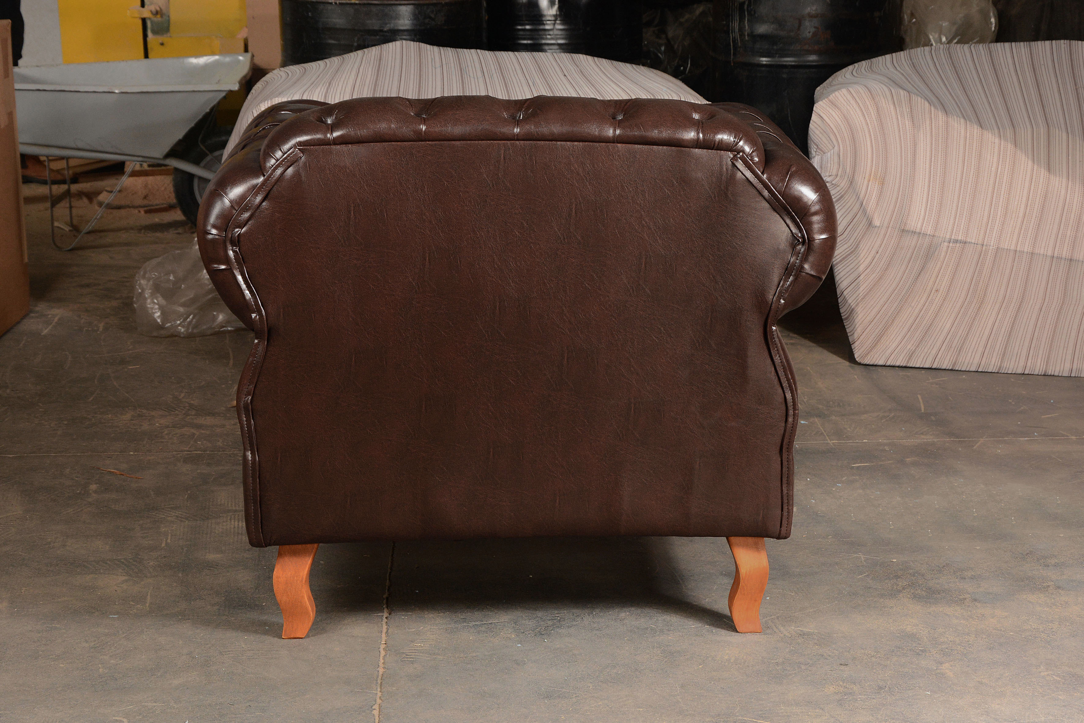 Poltrona Duquesa 1 Lugar Chesterfield Clássica Capitonê - Café
