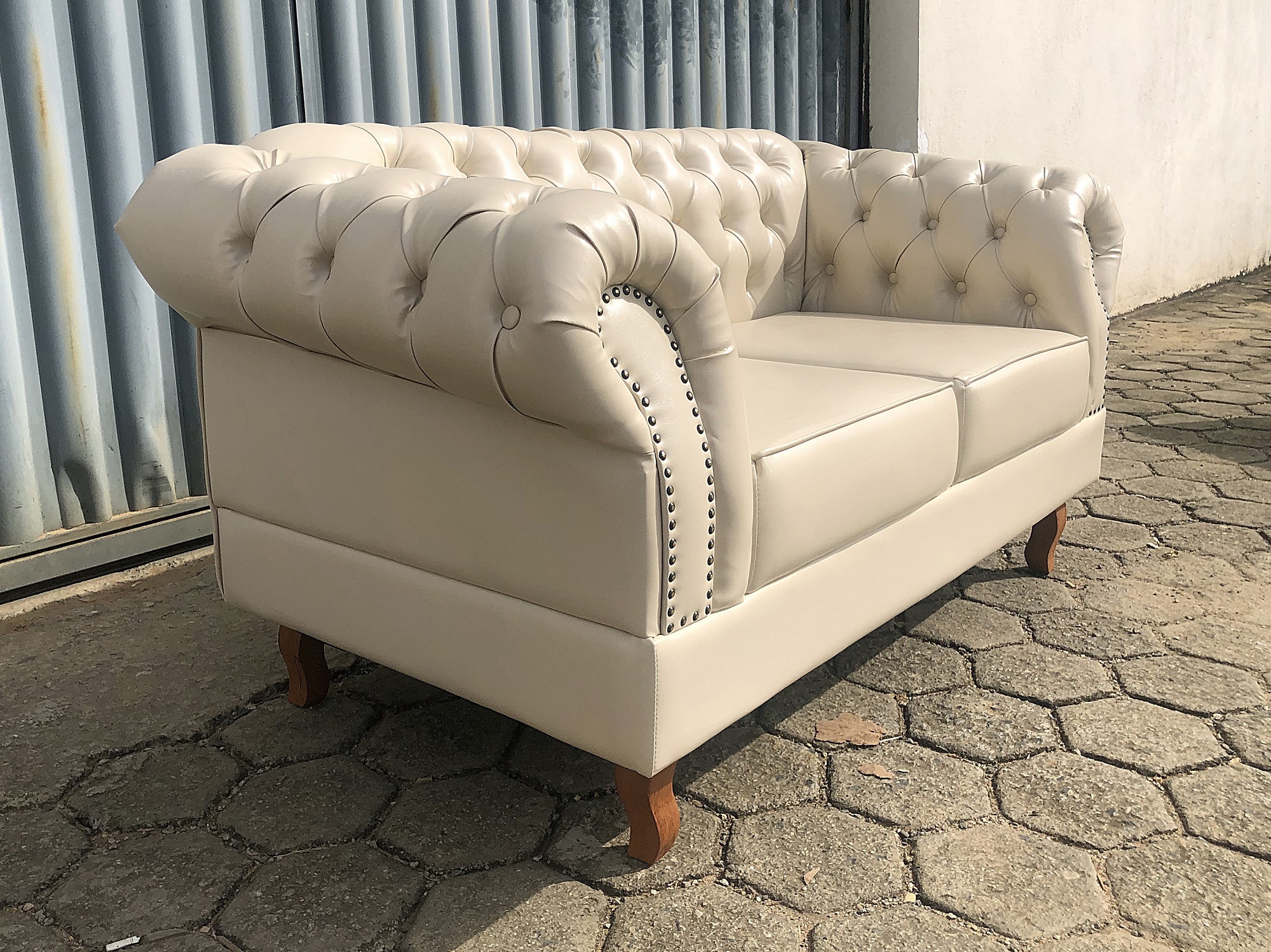 Sofá 2 Lugares Dom Pedro Chesterfield Capitonê Retrô - Couríssimo Bege