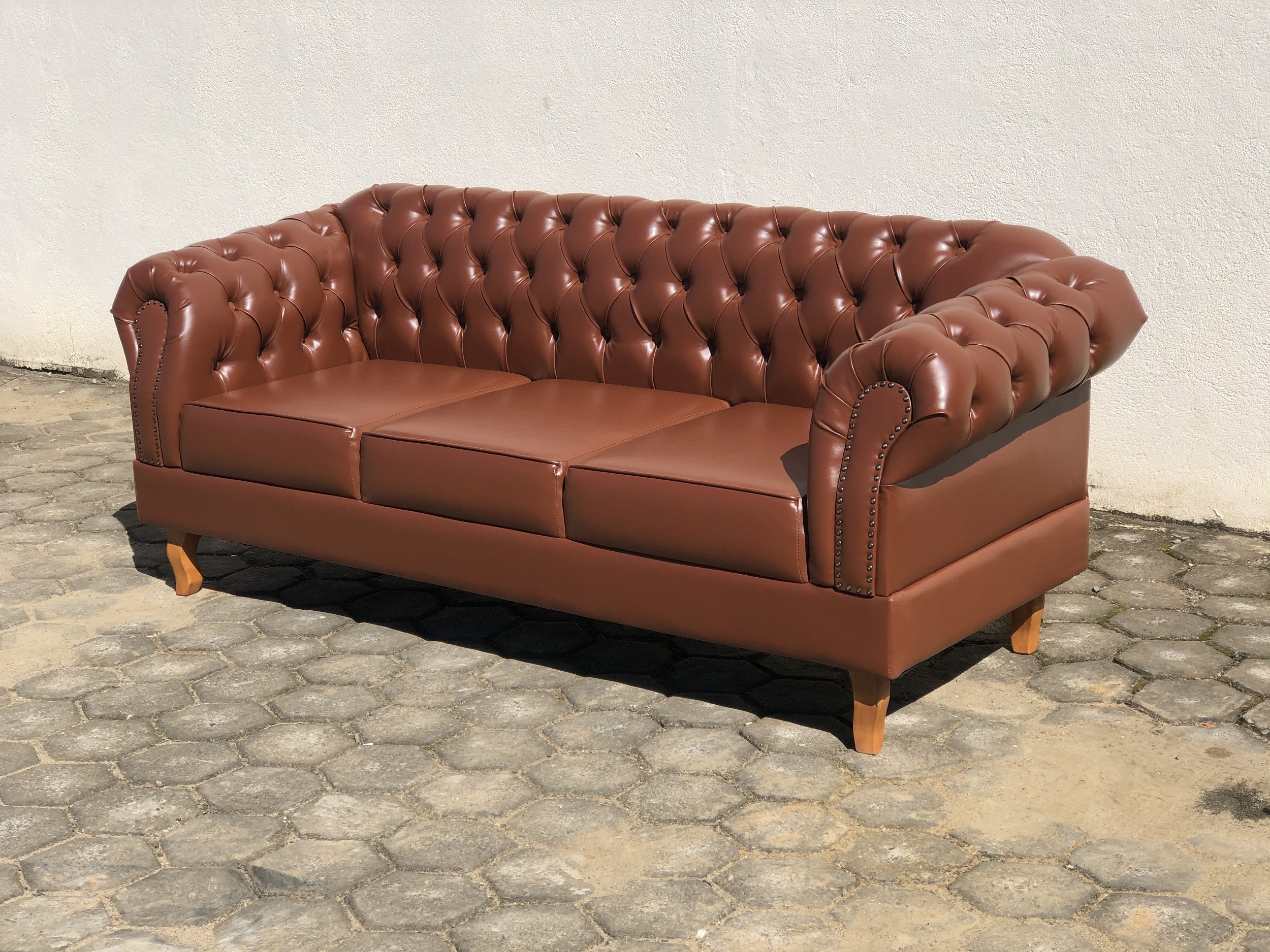 Sofá Dom Pedro Chesterfield 3 Lugares Vintage Clássico Retrô - Caramelo