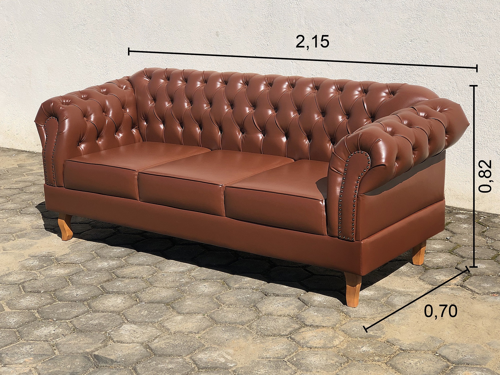 Sofá Dom Pedro Chesterfield 3 Lugares Vintage Clássico Retrô - Caramelo