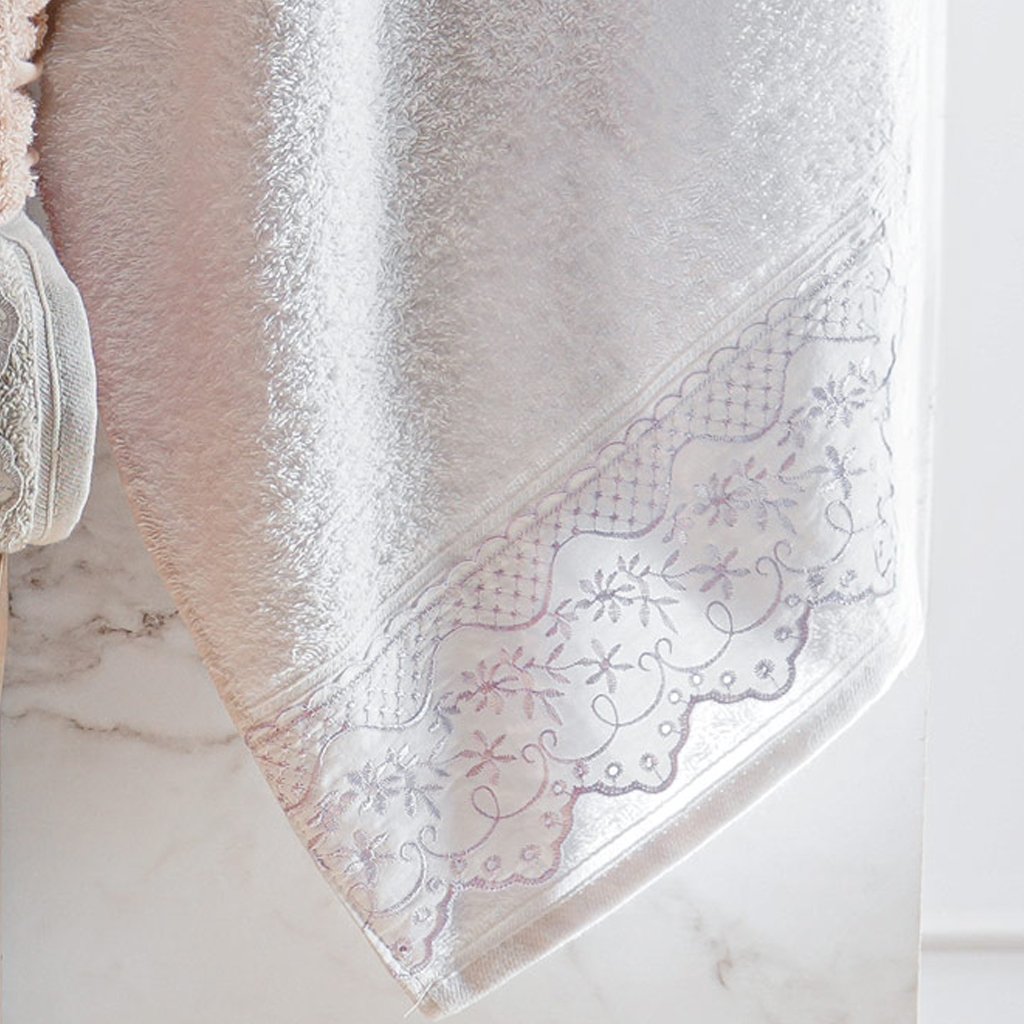 Toalha de Rosto Broderie 50x75cm 100% Algodão 400g/m² Branco/Lilás