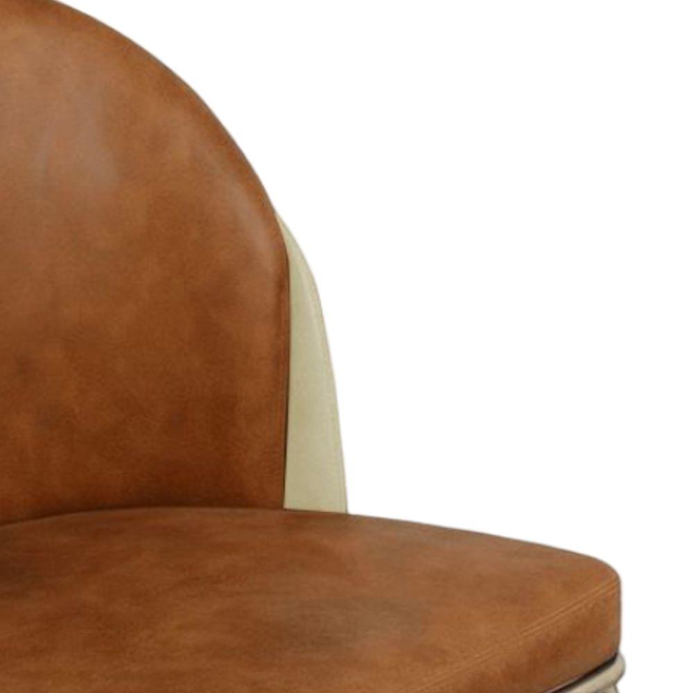 Cadeira Aurora Couro Caramelo com Pérola Metal Champanhe