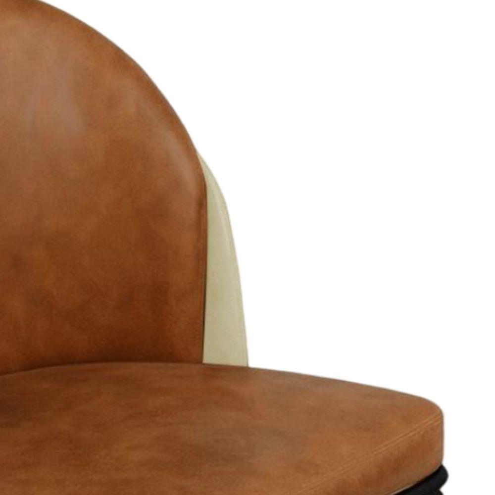 Cadeira Aurora Couro Caramelo com Pérola Metal Preto