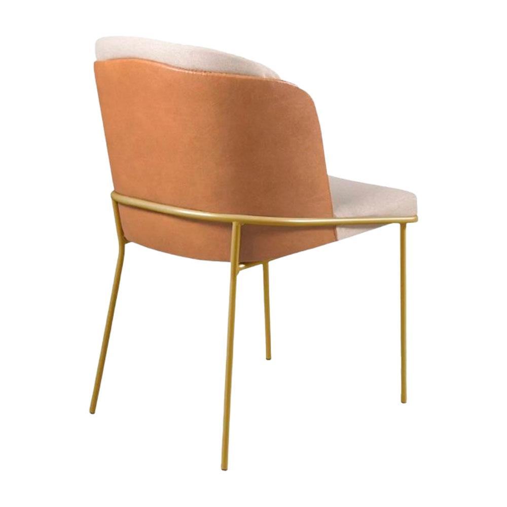 Cadeira Aurora em Linho Bege e Couro Caramelo Pés em Metal Dourado