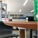 Conjunto Mesa Bistrô Dubai Tampo Madeira com 3 Banquetas em Couro Preto e Metal Preto