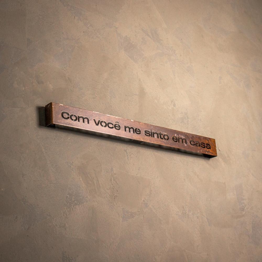 Frase de Ferro Rust - Com você me sinto em casa