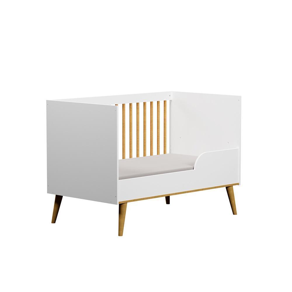 Quarto de Bebê Completo Lígia Retrô Berço 3 em 1 com Grade de Madeira Guarda Roupa 3 Portas Cômoda Infantil 4 Gavetas com Porta Branco Carolina Baby