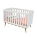 Quarto de Bebê Lígia Retrô Berço 3 em 1 Ludmila Cômoda 4 Gavetas com Porta Branco com Bétula Carolina Baby