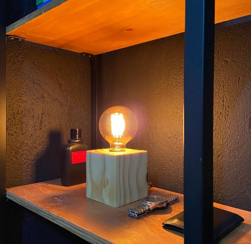 Luminária cubo madeira pinus
