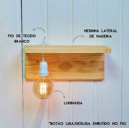 Mesa lateral de madeira com luminária