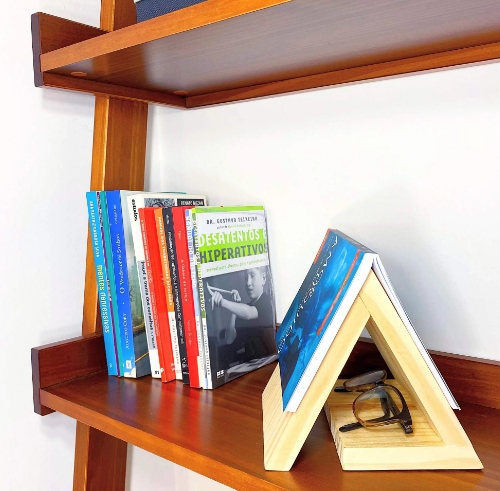 Suporte para livro e óculos de madeira