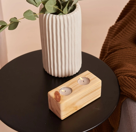 Vela decorativa com base de madeira