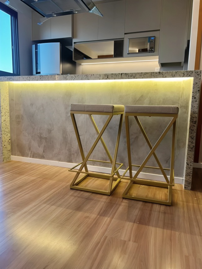 Banqueta Alta Industrial Cozinha Bar Balcão Bistro Zenite sem Encosto, estofado Bege Metalon Dourado.75cm