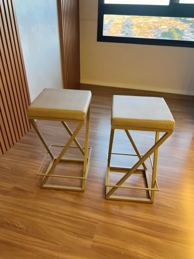 Banqueta Alta Industrial Cozinha Bar Balcão Bistro Zenite sem Encosto, estofado Bege Metalon Dourado.75cm