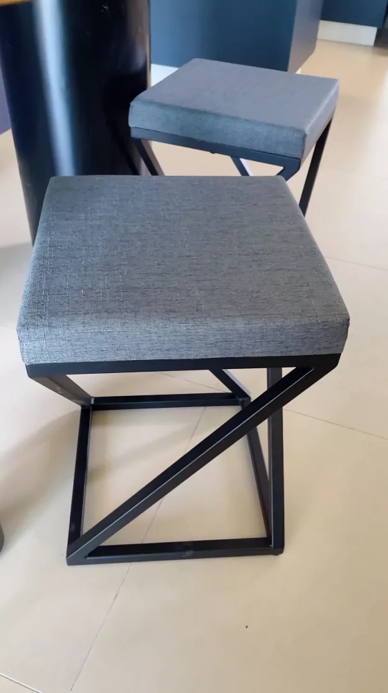 Banquinho Industrial Zênite Estofado - Preto e Cinza - 47cm (Cozinha Bar Bistro)