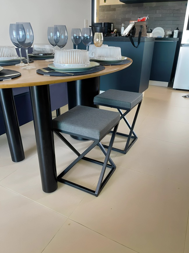 Banquinho Industrial Zênite Estofado - Preto e Cinza - 47cm (Cozinha Bar Bistro)