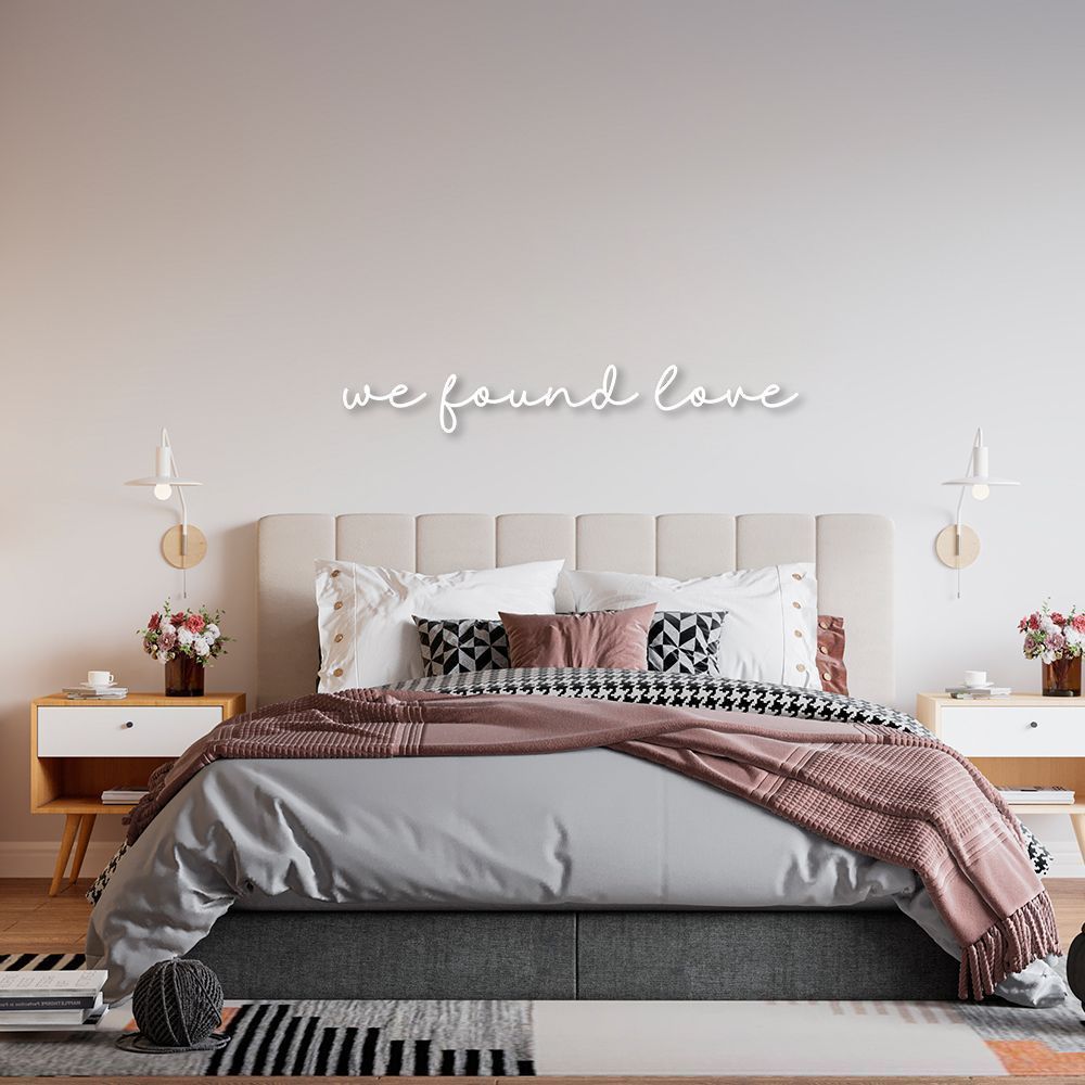 Frase de Parede em Relevo We Found Love 150x22 Branco
