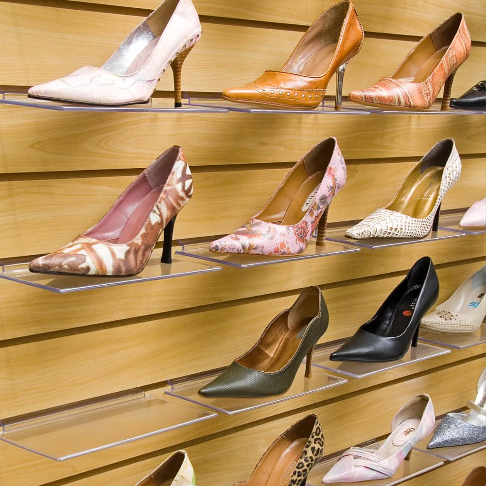 Expositor de Calçados Painel Canaletado Adulto Mostruário de Sapatos Tênis para Loja