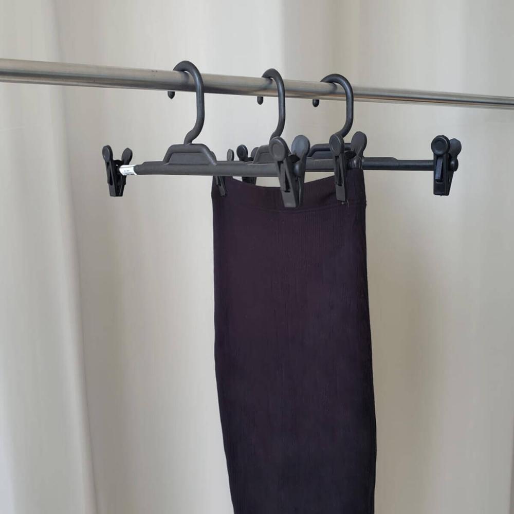 Kit 10 Cabides com Presilha Preto Plástico para Saias Bermud