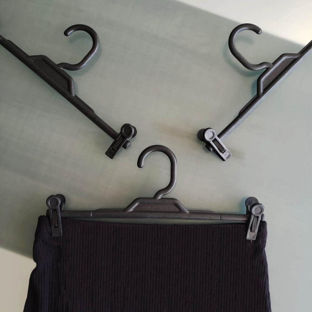 Kit 10 Cabides com Presilha Preto Plástico para Saias Bermud
