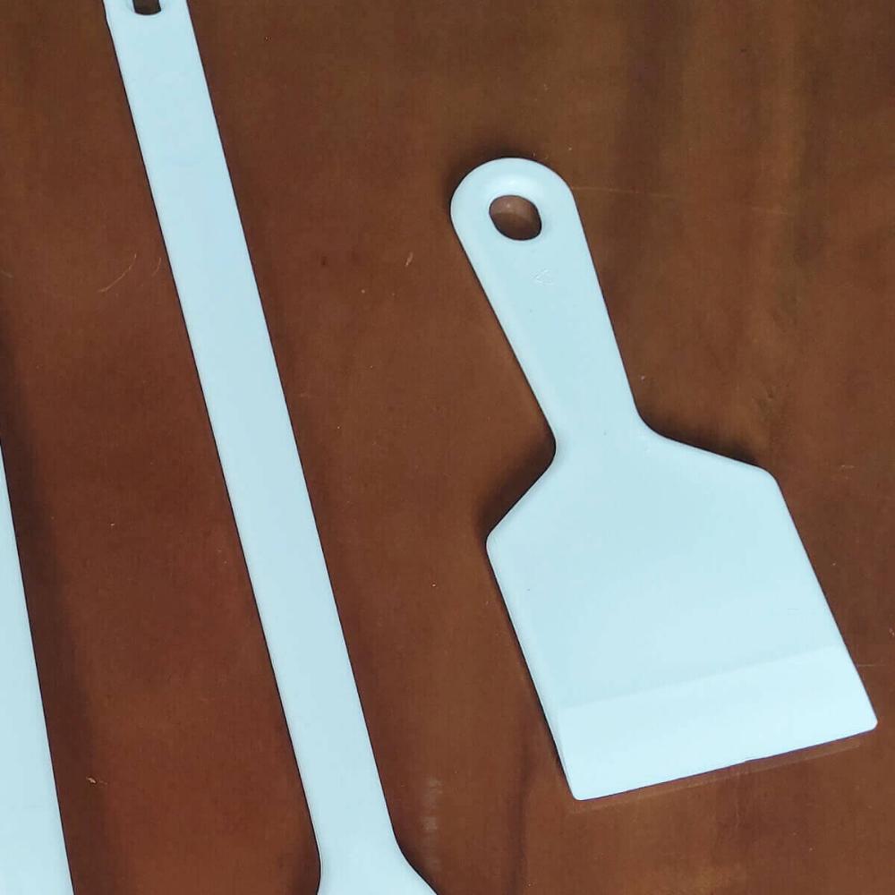 Kit 12 Espátulas de Cozinha Profissional Chapeiro Gourmet 10x24,5cm Retas Plástico Branco