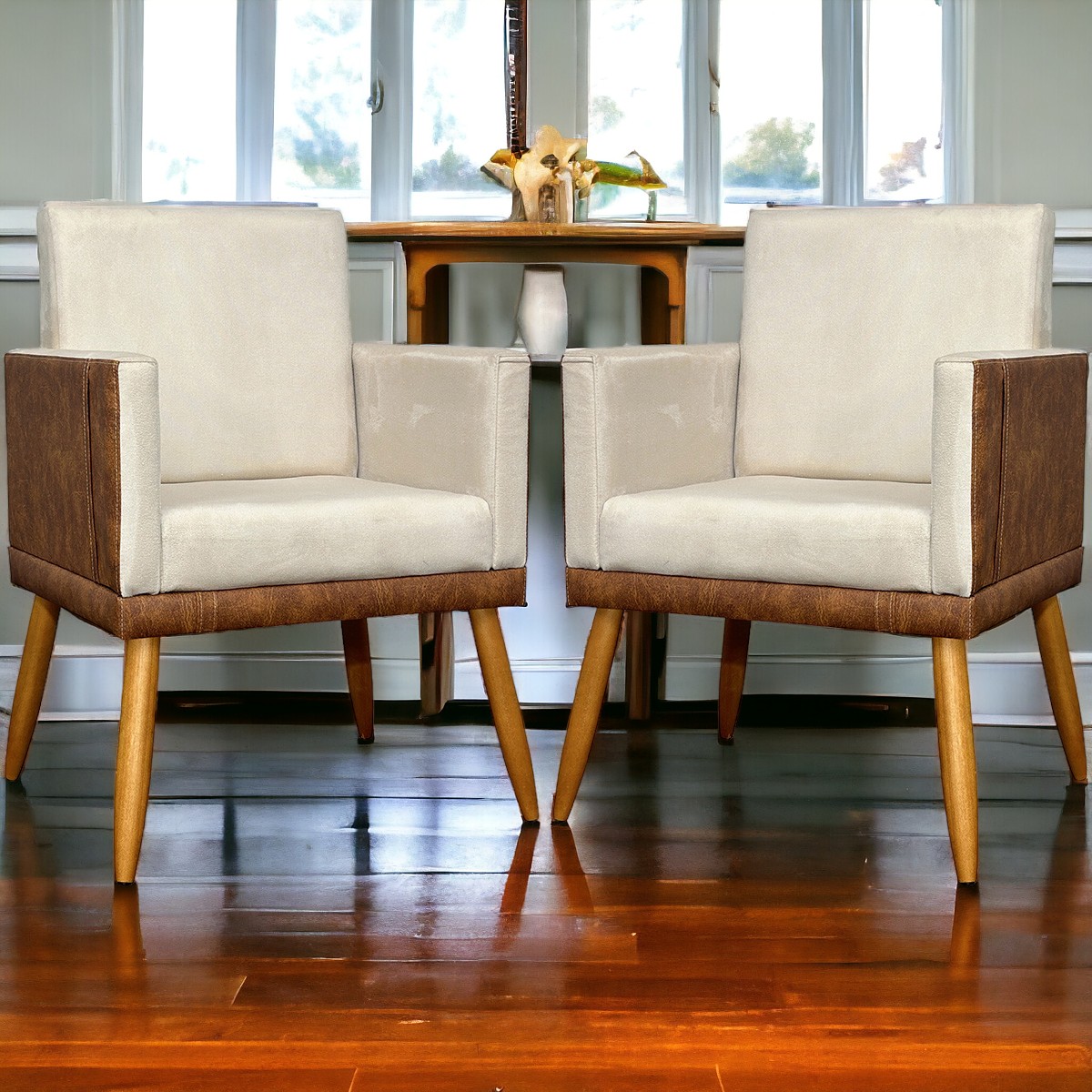Kit 2 Poltronas Decorativa Para Sala Recepção Consultório Cadeira Lis Corino Peroba e Suede Bege