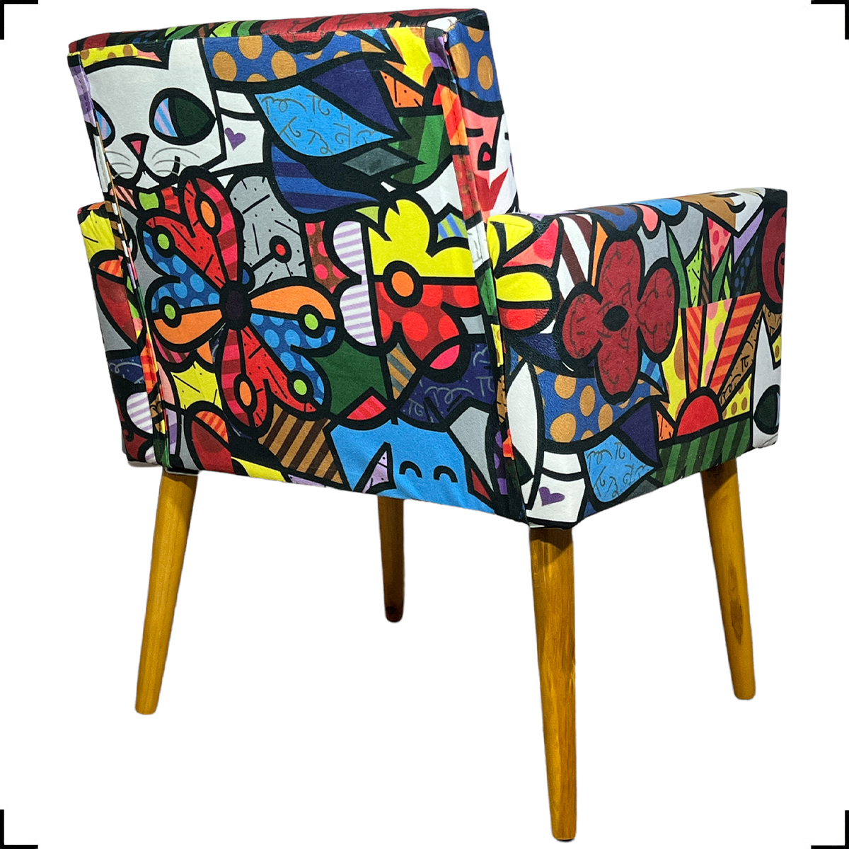 Kit 2 Poltronas Decorativas Para Sala Nina + 2 Puff Estampa Romero Brito Pé Castanho - Clique E Decore