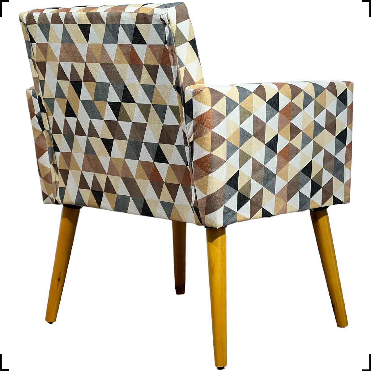 Kit 2 Poltronas Decorativas Para Sala Nina + 2 Puff Estampa Triângulo Bege Pé Castanho - Clique E Decore
