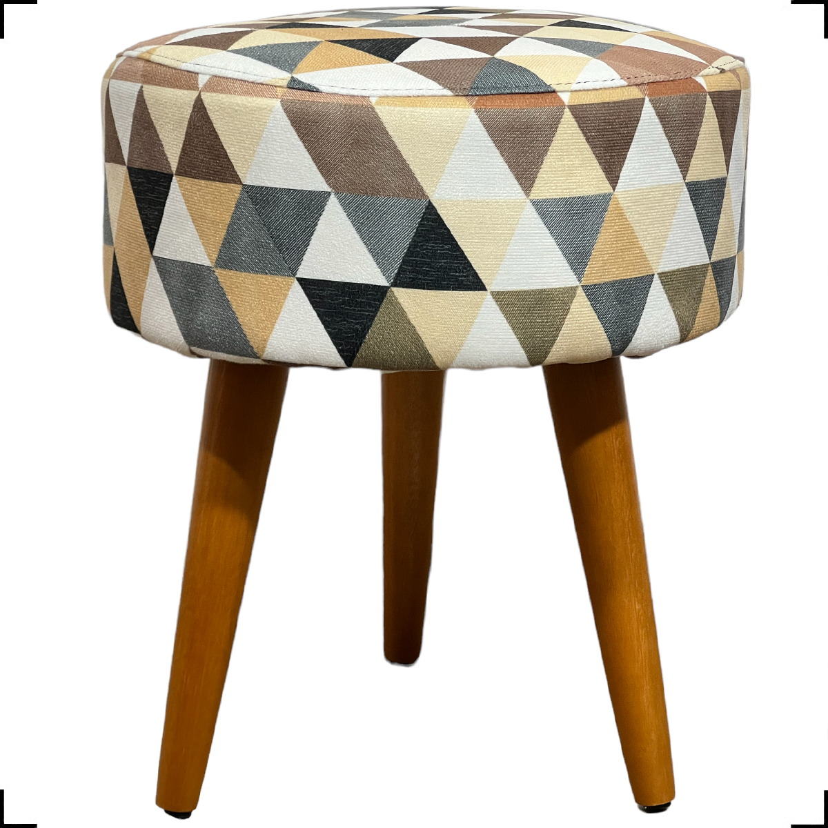 Kit 2 Poltronas Decorativas Para Sala Nina + 2 Puff Estampa Triângulo Bege Pé Castanho - Clique E Decore